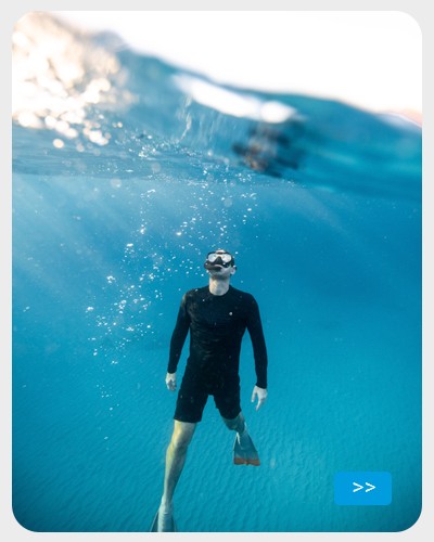 Uso de roupa  UV na água - mergulhando no mar